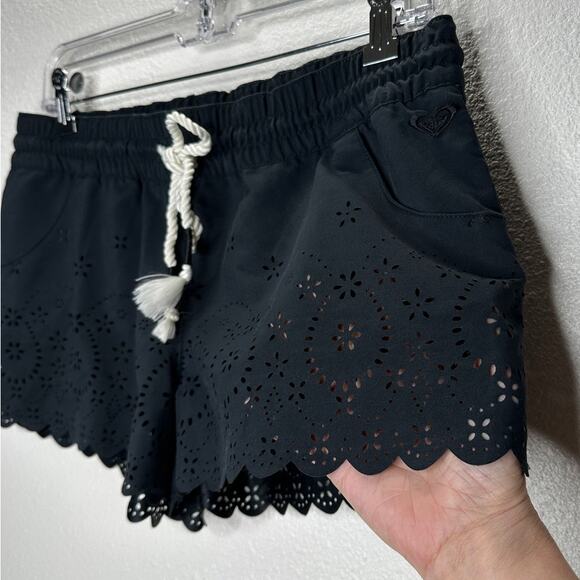Roxy Black Floral Laser Cut Scalloped Edge Tie Waist Shorts S - Picture 1 of 14